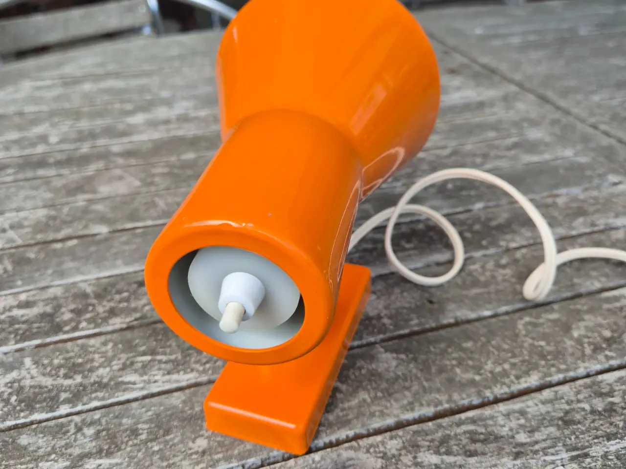 Billede 4 - Velholdt orange væglampe i dansk design