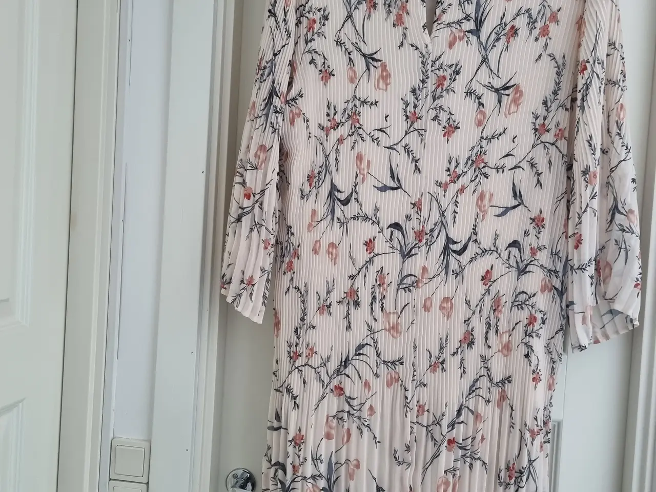 Billede 3 - Zizzi kjole str M (44-46) lys beige med blomstermø