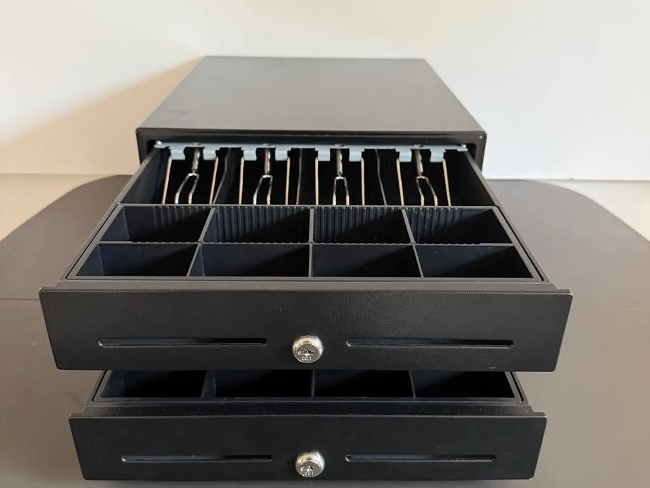 Billede 3 - 2 sorte kasseskuffer i metal – 350 kr. samlet