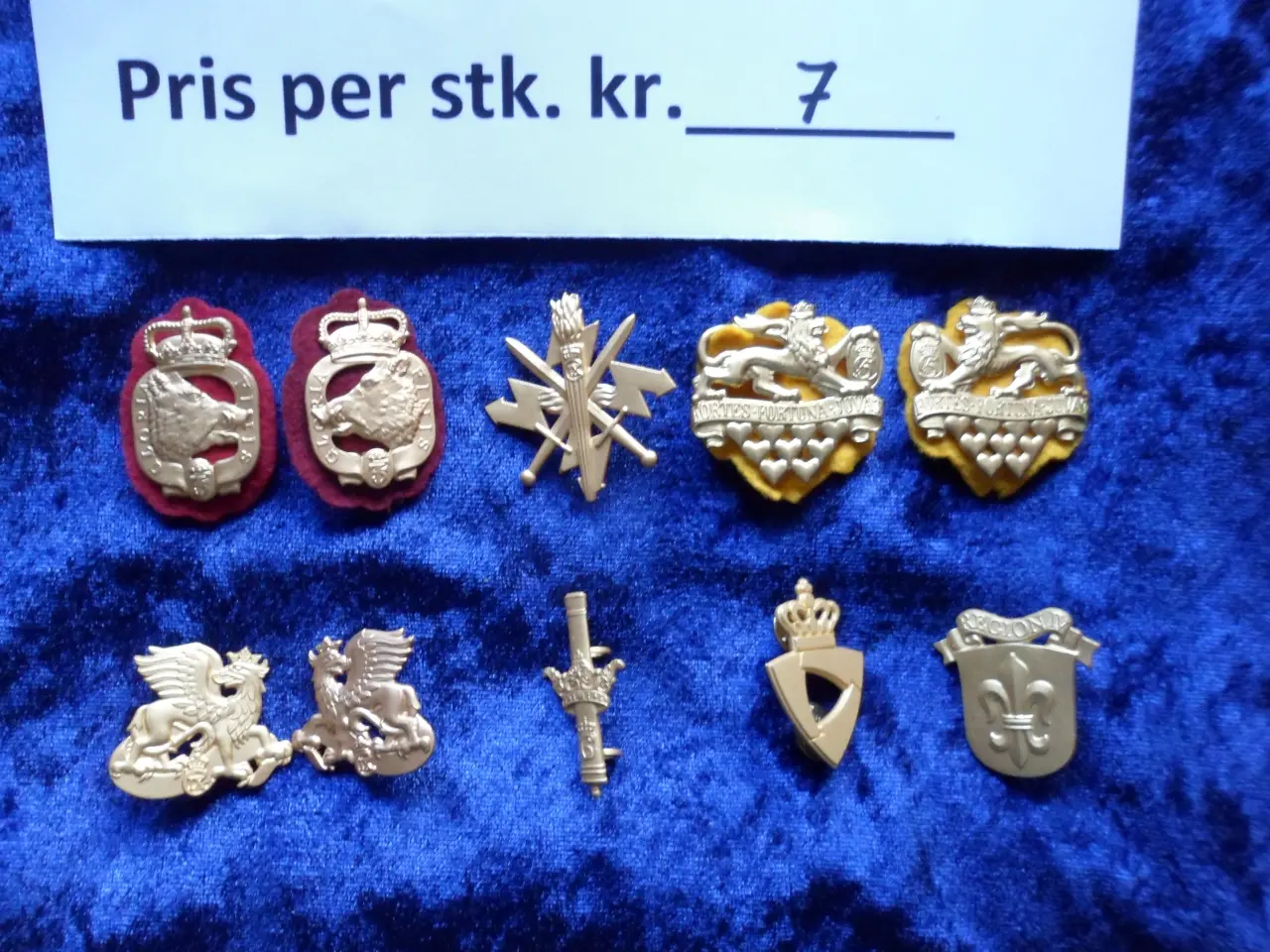 Billede 3 - Regimentsmærker m. m.