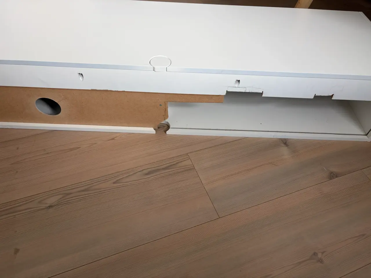 Billede 3 - Square hvid væghængt tv-møbel med sort stofklap.