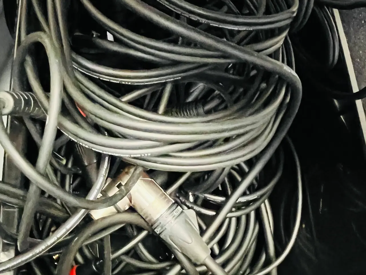 Billede 6 - Trådreol m. indhold - Div. Kabler, Netgear Switch m.m.