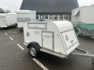 En velholdt hundetrailer til 3 hunde