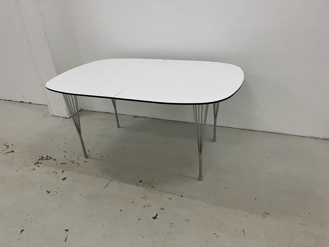 Billede 5 - Spisebord Haslev m/udtræk i hvid laminat, stålben.