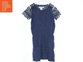 Blå prikket kjole med blonde detaljer fra Logg (str. 140)