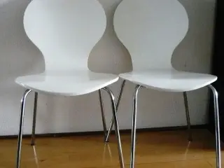 2 hvide spisebordsstole