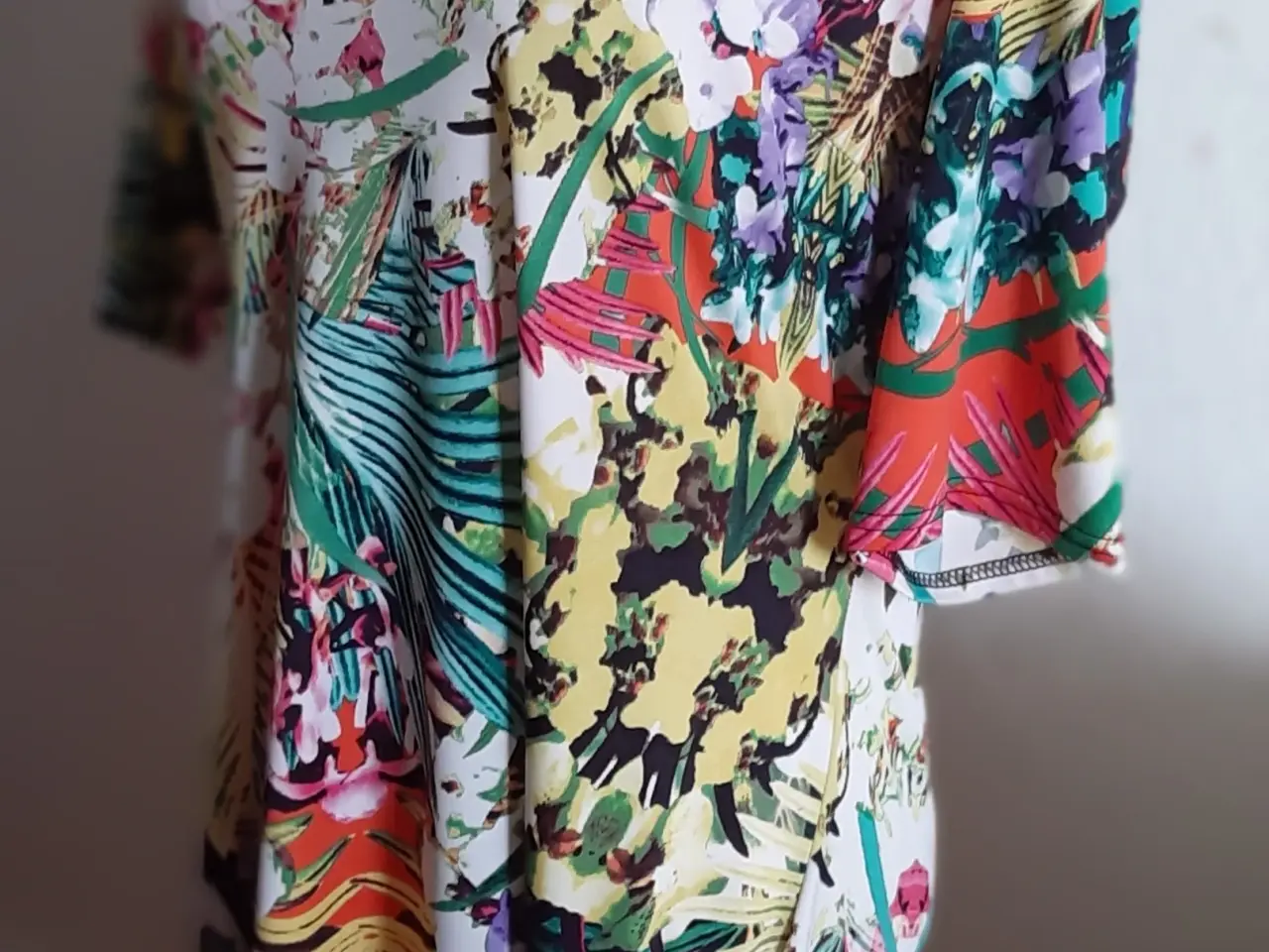 Billede 3 - kjole Fancy tropisk print- i 2XL. (42/44)