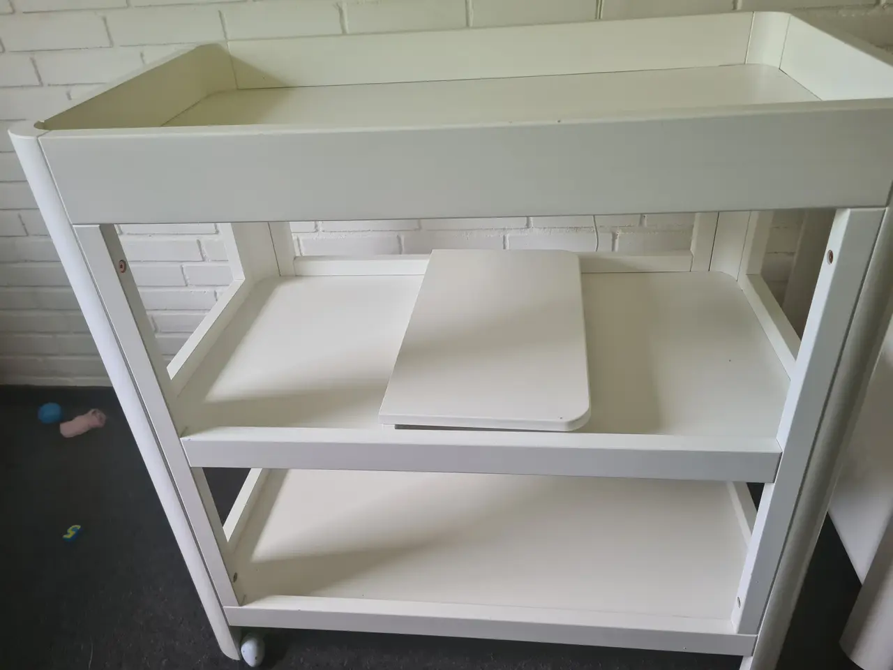 Billede 2 - Puslebord og tremmeseng