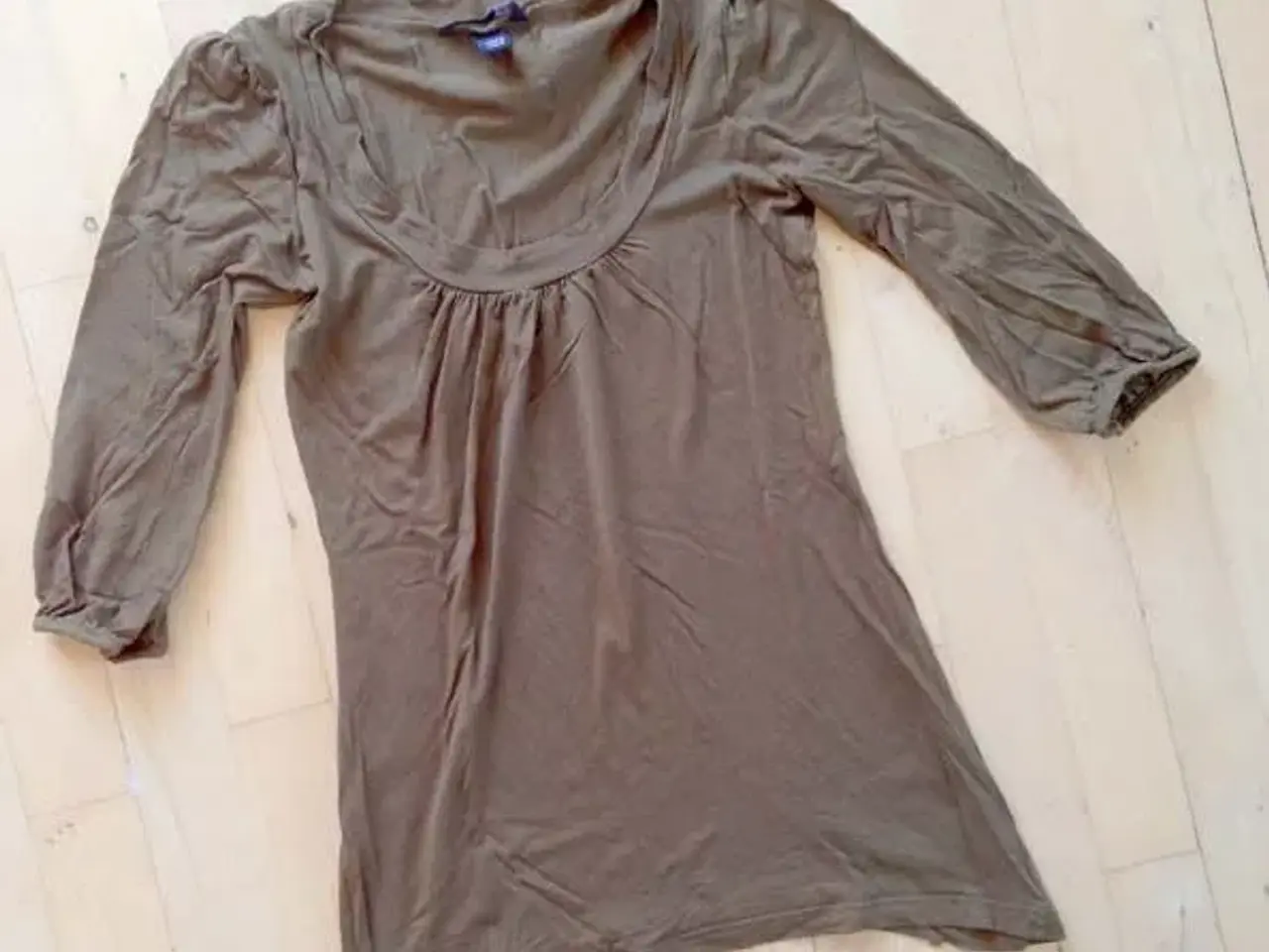 Billede 3 - T-SHIRT med 3/4-LANGE ÆRMER - Bluse