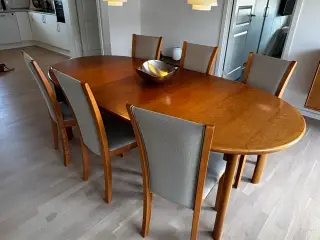 Stort Skovby spisebord med stole kirsebær