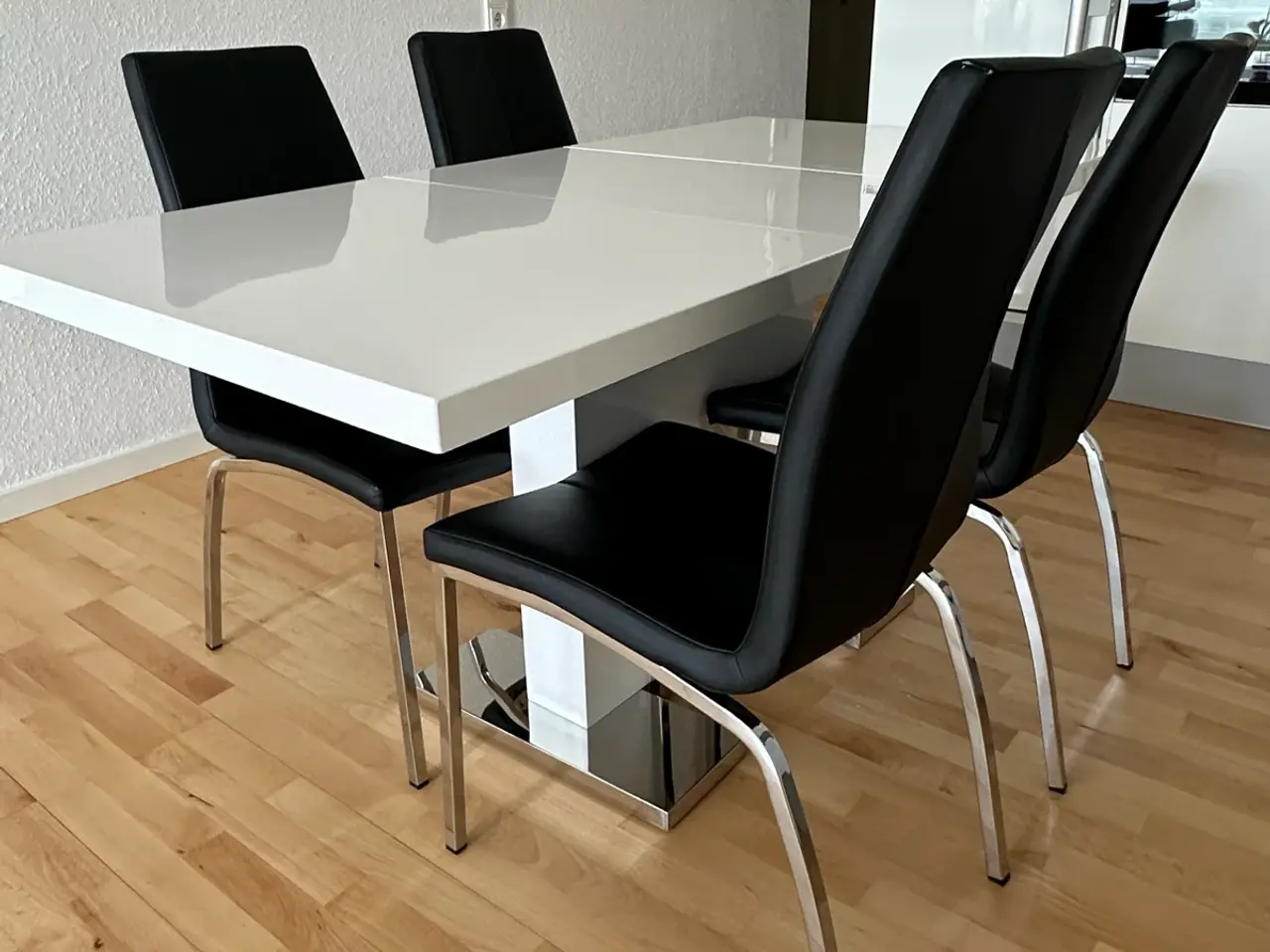 Billede 2 - Justerbart spisebordssæt - bord + 4 stole