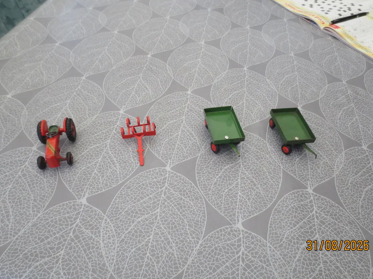 Billede 1 - 1 stk Tekno Traktor med harve og 2 vogne 