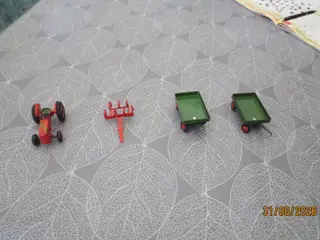 1 stk Tekno Traktor med harve og 2 vogne 