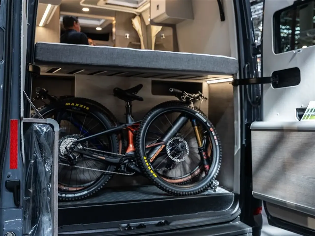 Billede 7 - 2026 - FURGOK XPANSION 600 4x4 Langsgående senge og cykel garage på 6 meter!