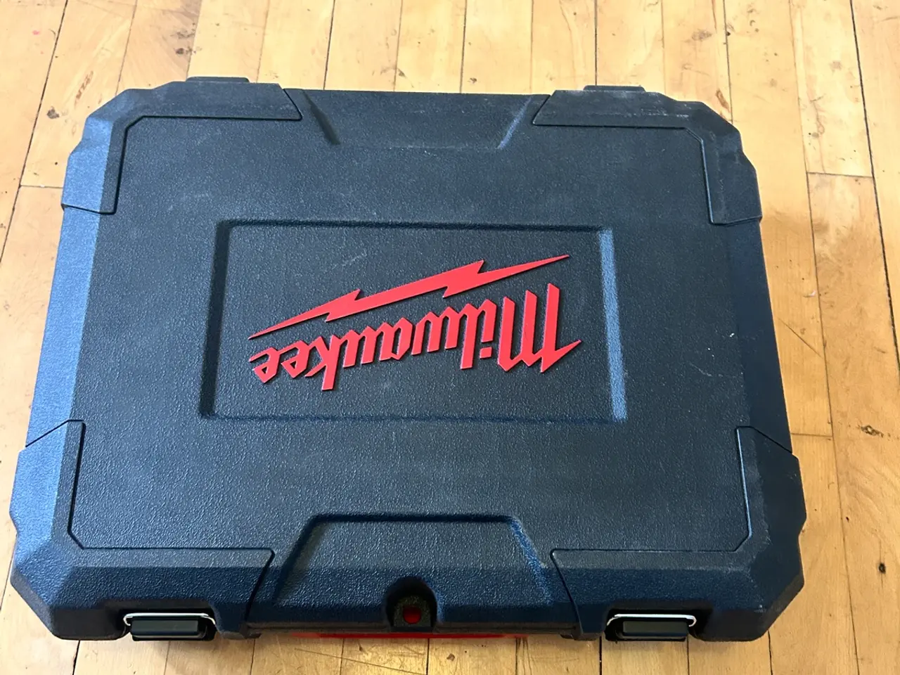 Billede 2 - Milwaukee oplader og 3 batterier til brugt 2 gange