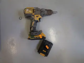 Akku bore/skruemaskine DEWALT med 2 stk. batterier
