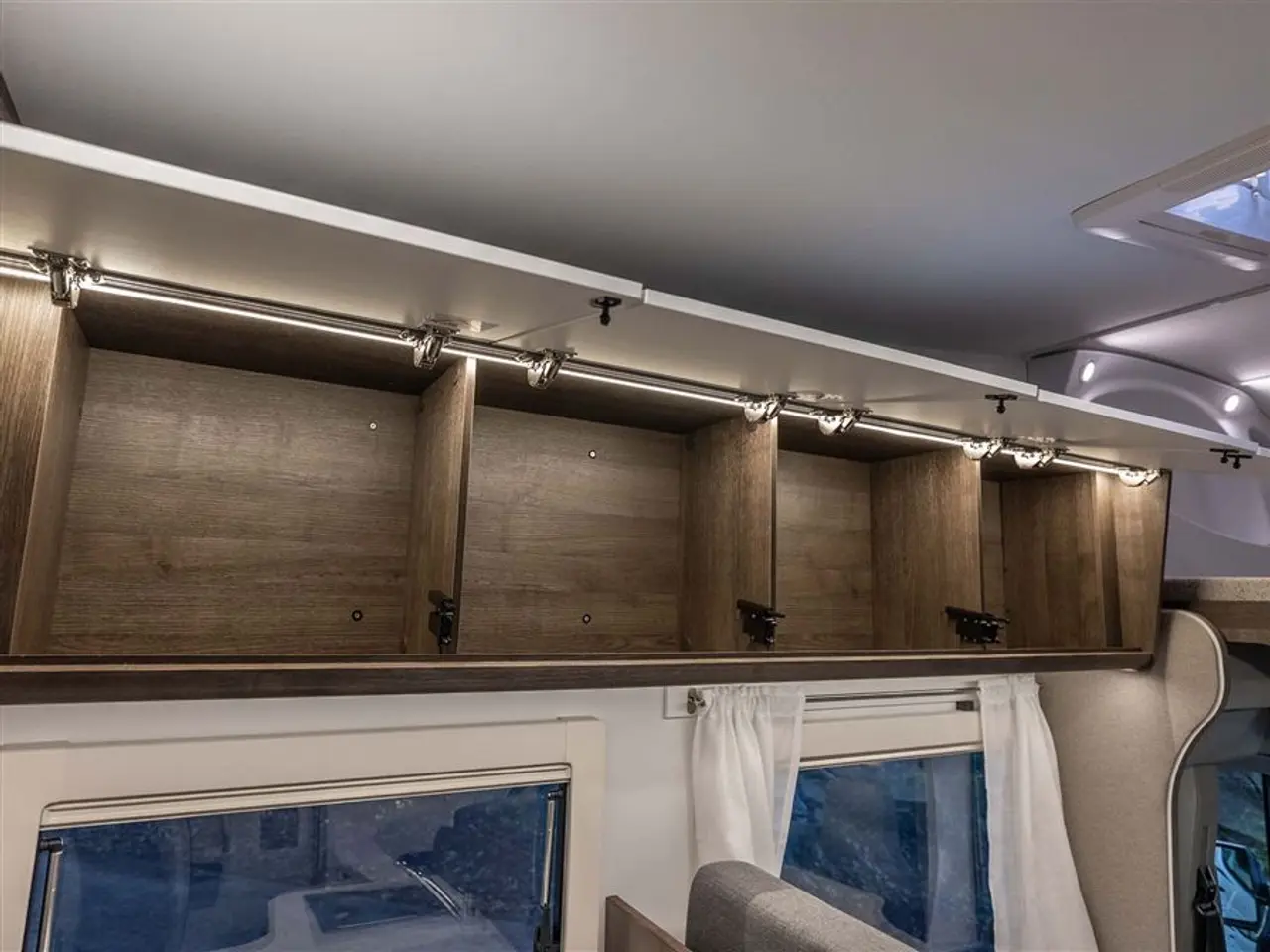 Billede 27 - 2027 - Benimar Sport 363 UP Automat gear - Dieselfyr - 12V kompressor køl - 200W solcelle