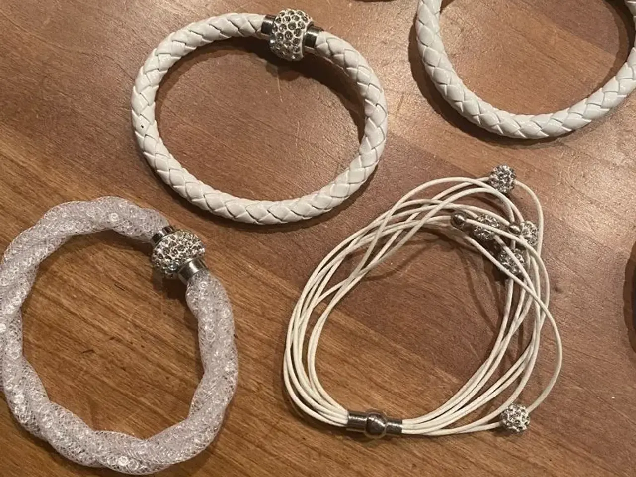 Billede 6 - Flotte hvide armbånd