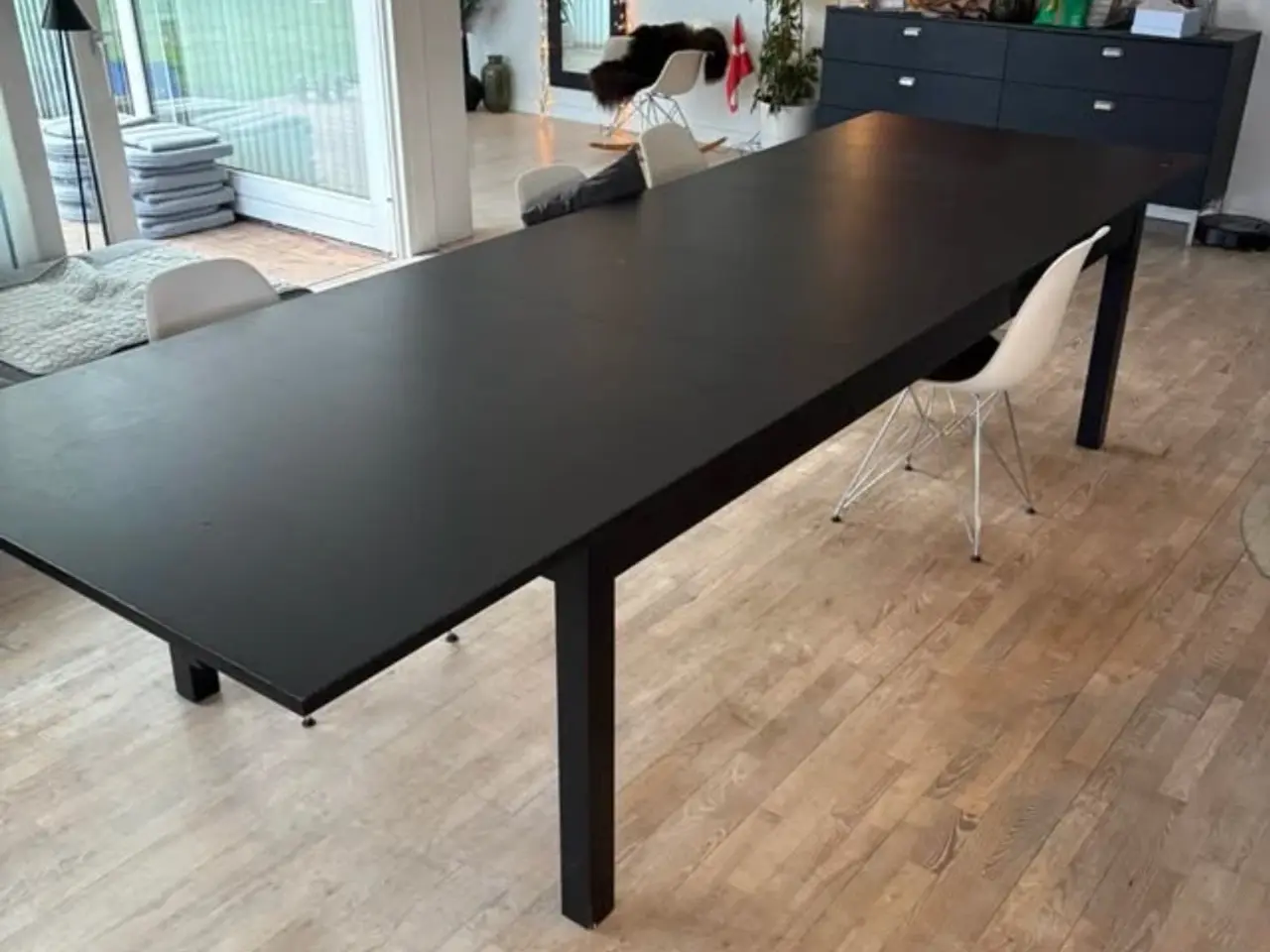 Billede 3 - Spisebord i sort træ 
