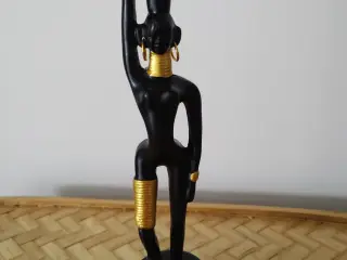 Flot afrikansk håndskåret træfigur