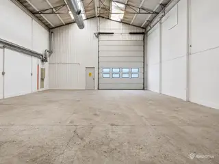 Veludnyttet og højloftet industrilejemål med godt kontor