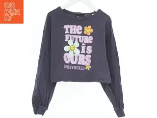 Langærmet bluse med tekst fra H&M (str. 140)