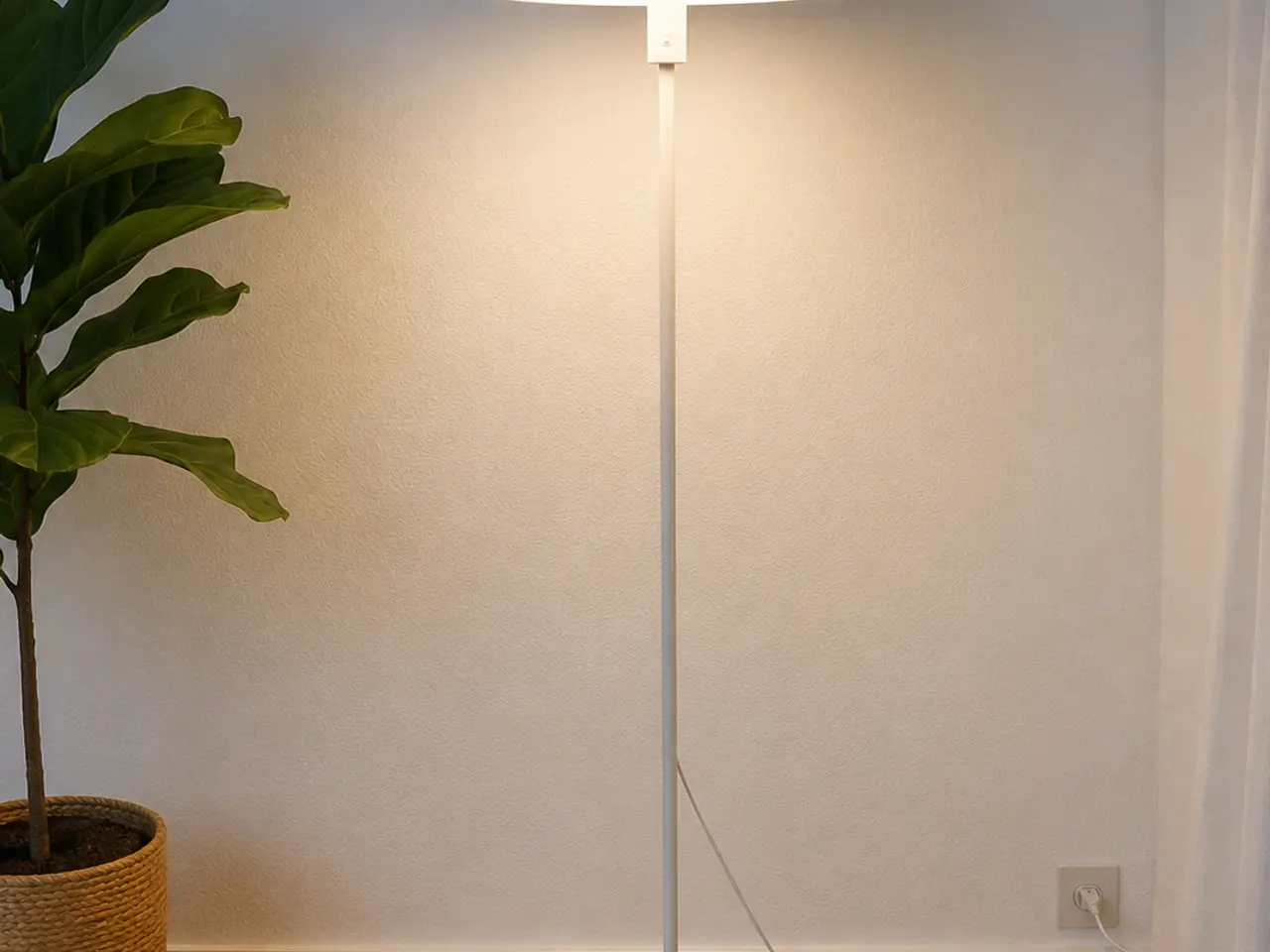 Billede 1 - Dyberg Larsen gulvlampe sælges. Elegant og modern