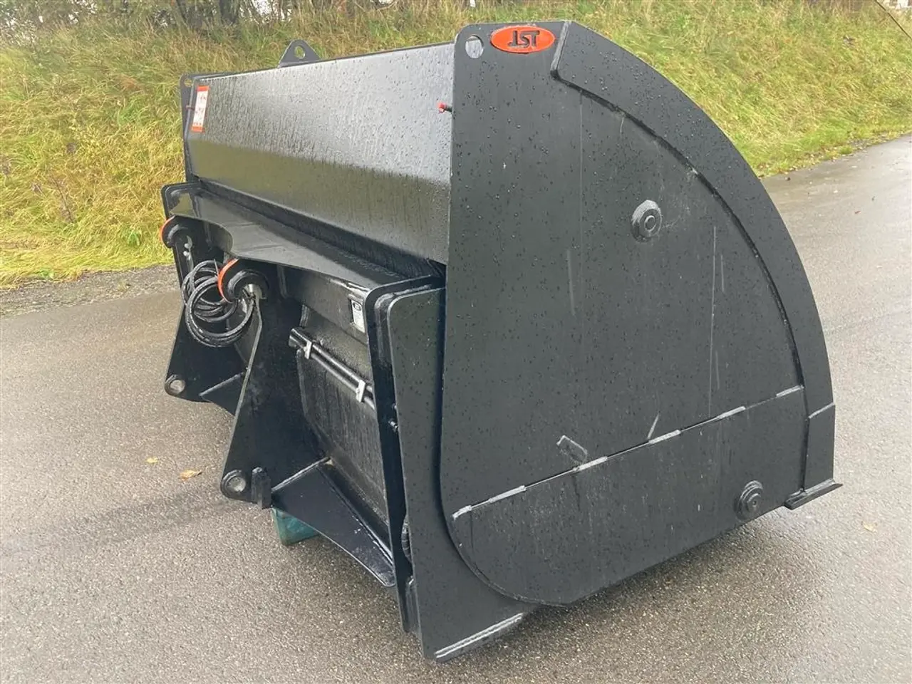 Billede 6 - JST Højtipskovl str.1  280 cm bred monteret med BM Fæste