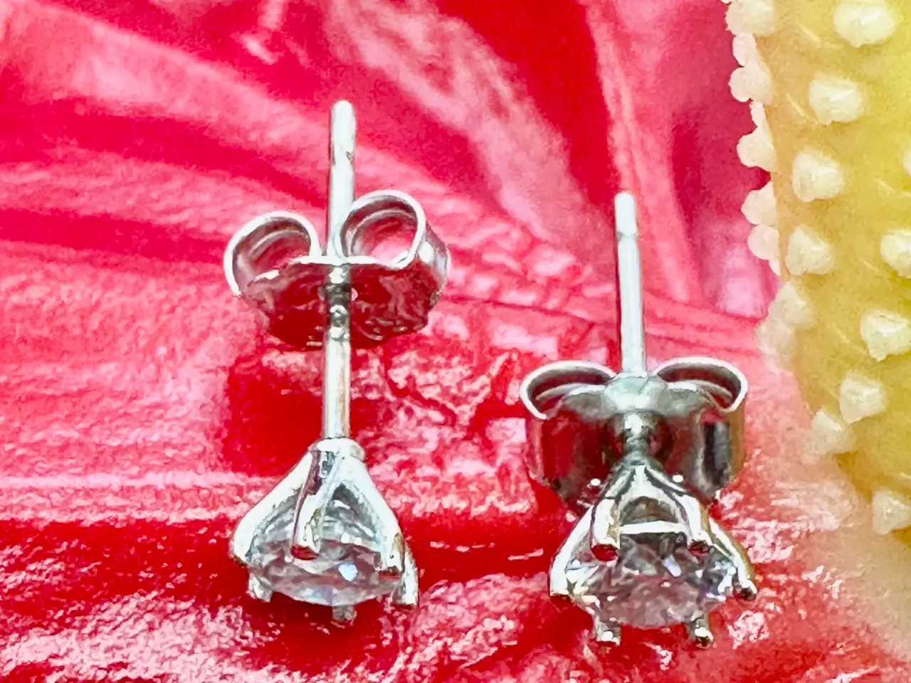 Billede 10 - Nye sølvørestikker med 0,3 k moissanite i hver.