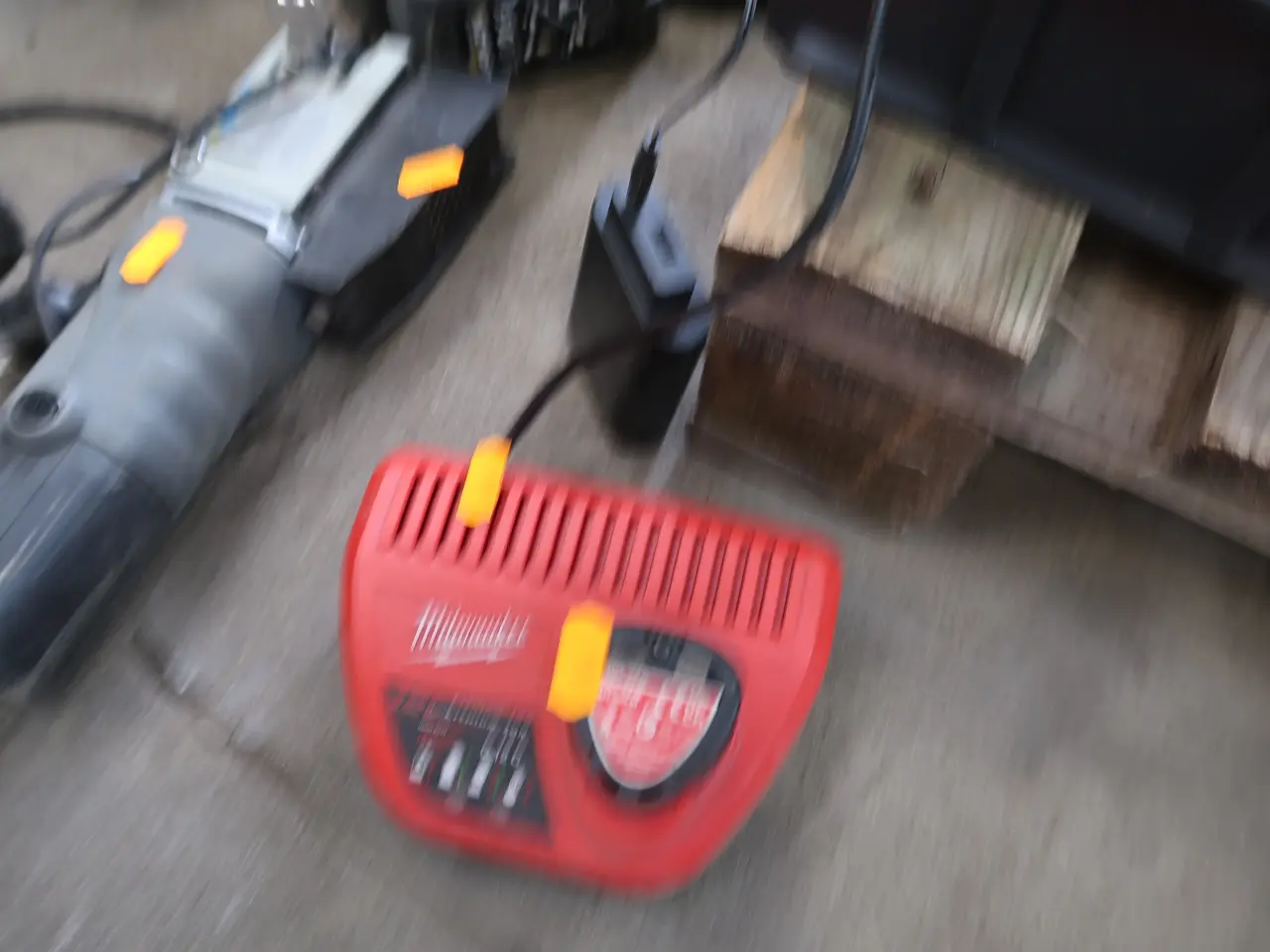 Billede 2 - Batteri og lader MILWAUKEE