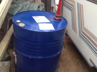 200 l olietønde med håndpumpe, i orden..