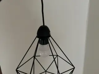 Loftslampe med lyskilde.