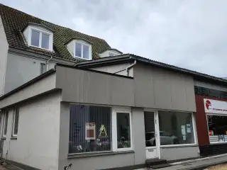 Salon. butik. kontor eller anden form for erhverv. Centralt beliggende nær Store Torv Hobro.