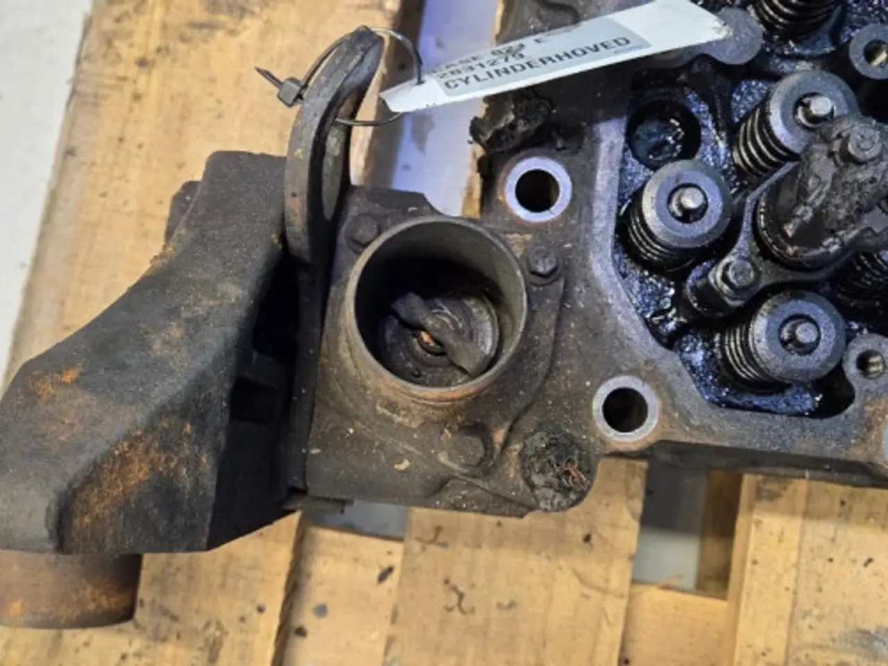 Billede 14 - Case 821E Cylinderhoved 2831279