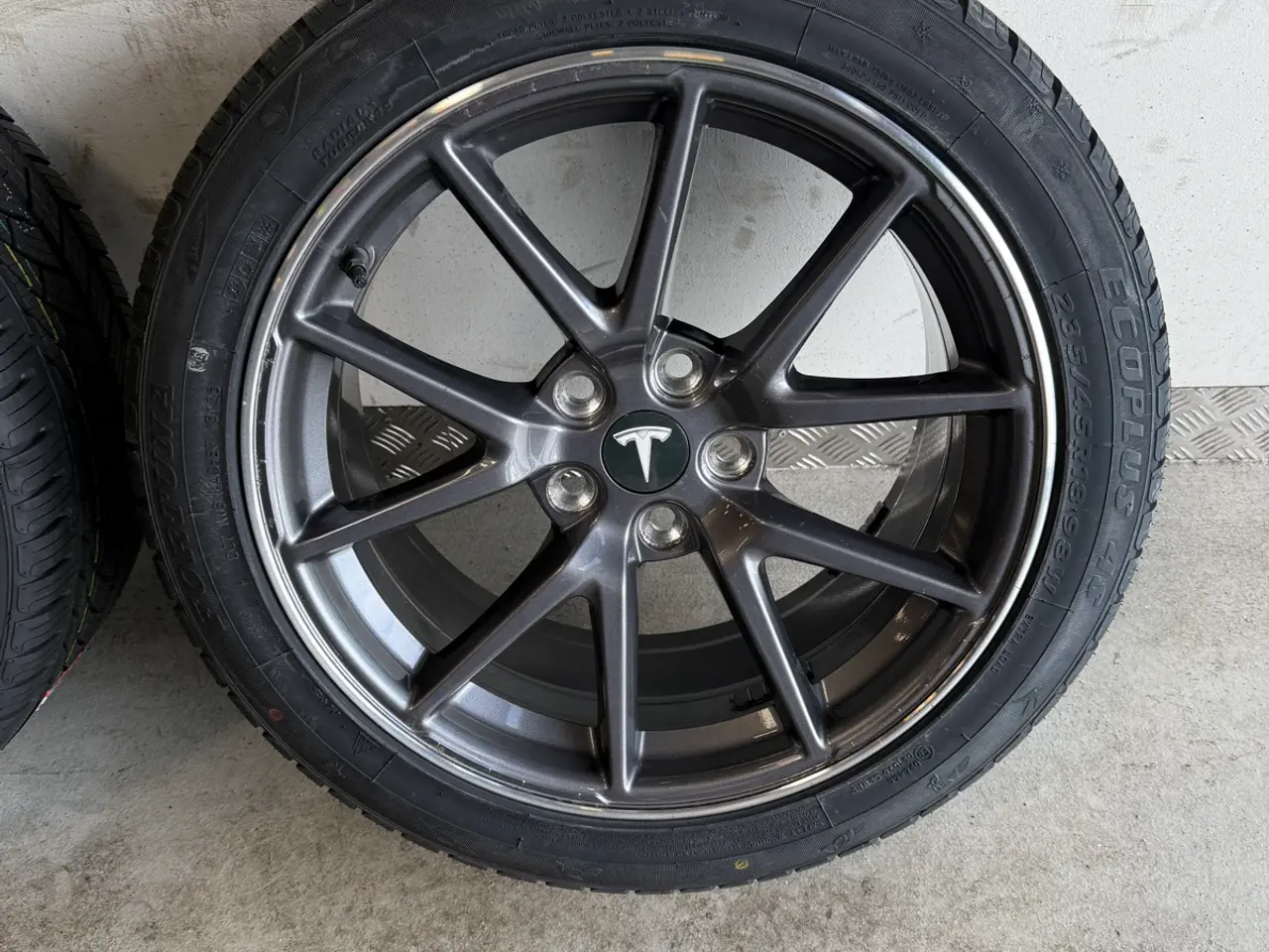 Billede 5 - Originale 18” Tesla model 3 fælge med nye helårsdæ