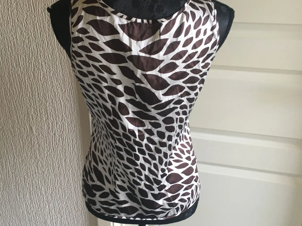 Billede 4 - Helt ny 100% silke top By Groth str. 36