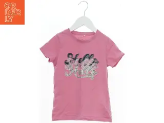 Lyserød T-shirt med tekst fra Name It (str. 122)