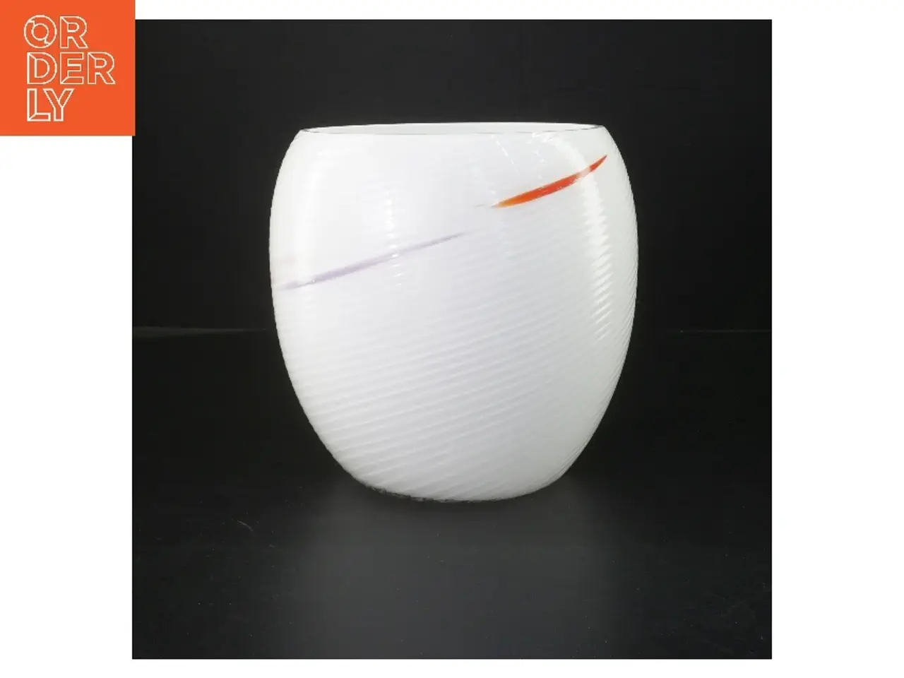 Billede 2 - Hvid vase med farver (str. 18x19 cm)