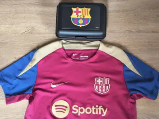 FC BARCELONA TRØJE 12/13 ÅR OG NY FCB MADKASSE