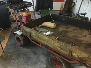 Kirkegård traktor med hydraulisk tip lad 