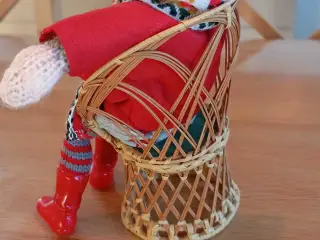 Vintage påfuglestol med sød nisse