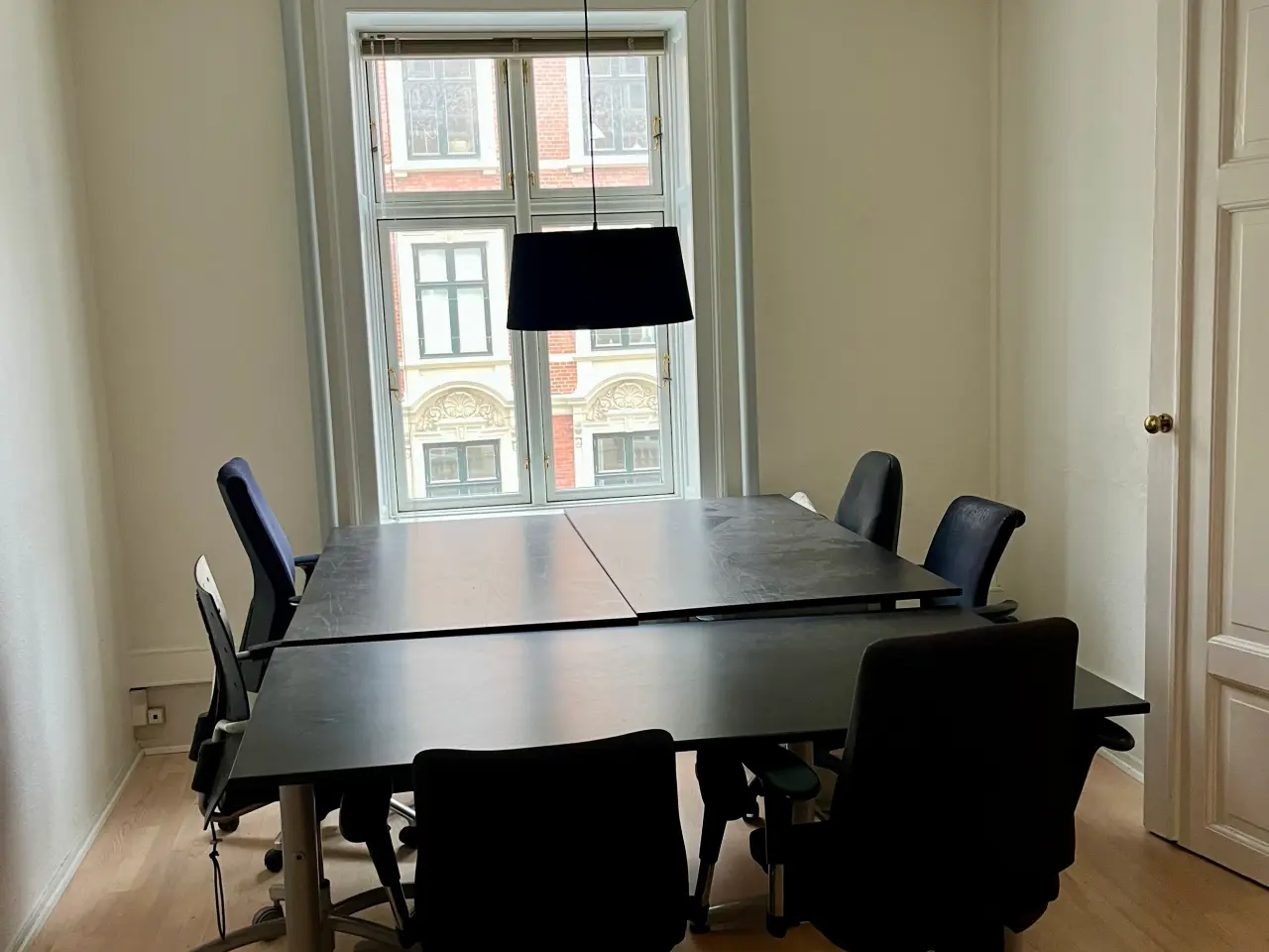 Billede 2 - Komplet kontorstation med 3 borde og stole 