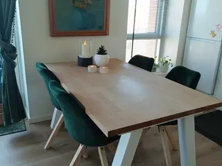 Spisebord i massiv egetræ. Som ny! 