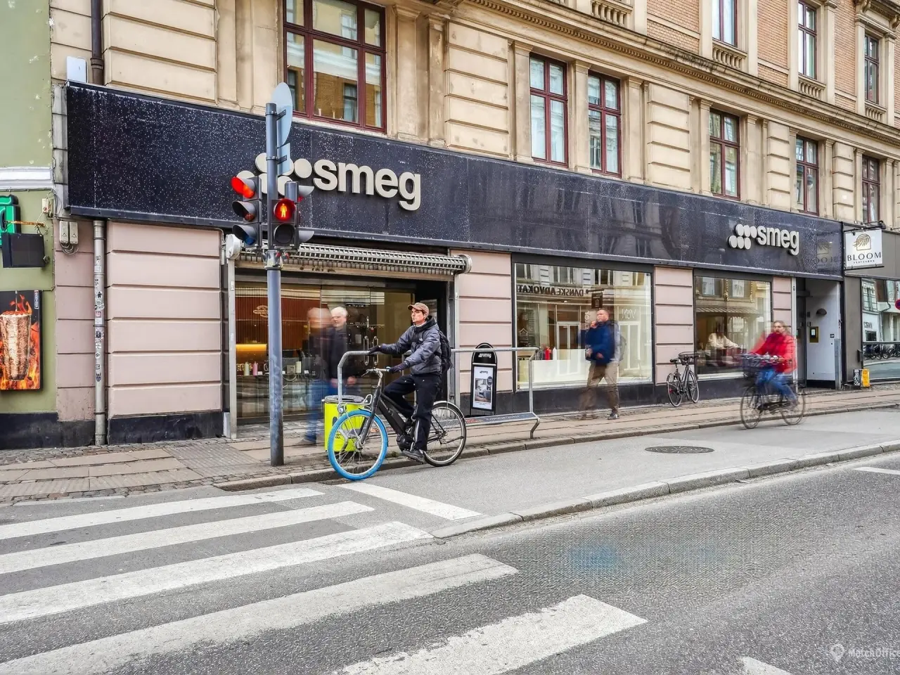 Billede 2 - Bred facade med stort skilt og masser af kundetrafik