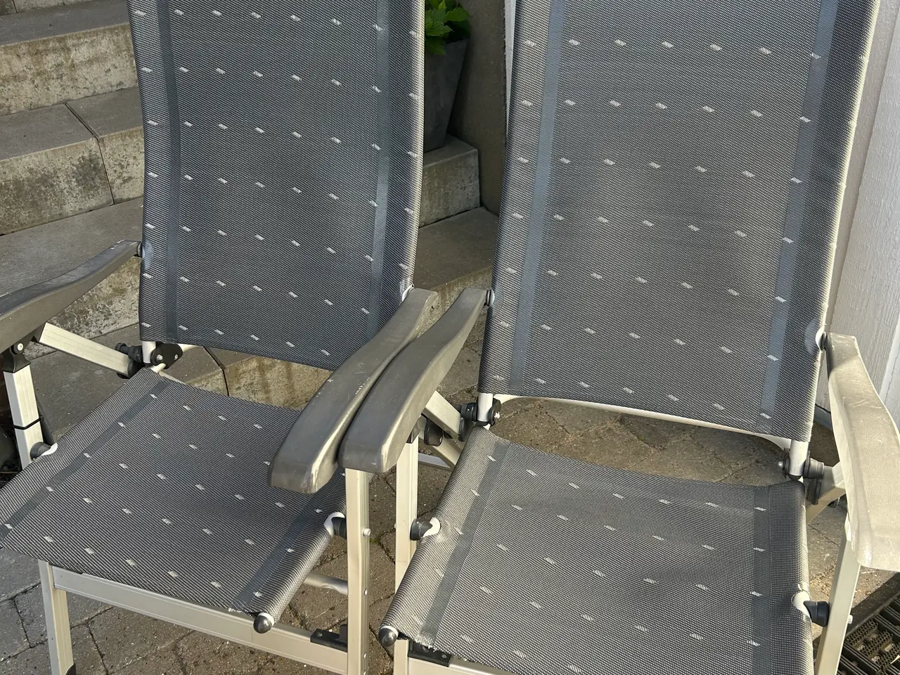 Billede 1 - Fire positionsstole med bord