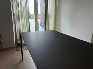 Spisebord i egetræ og sort laminat