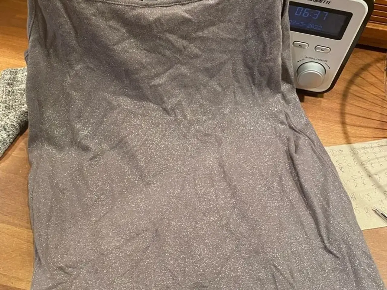 Billede 3 - Smart grå glitter bluse fra Basic str M
