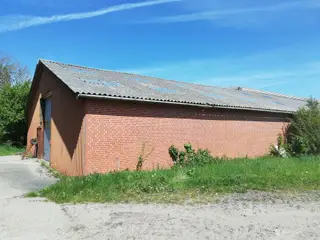 367-400 m² haller med betongulv og delvis og egen tilkørselsvej