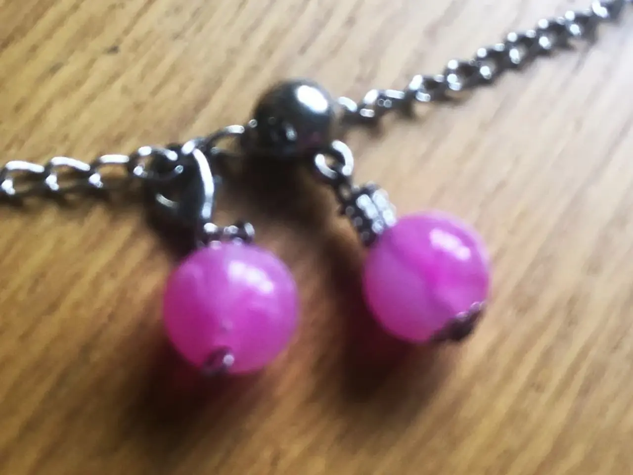 Billede 1 - Vedhæng med pink, marmoreret perle. Til armbånd.