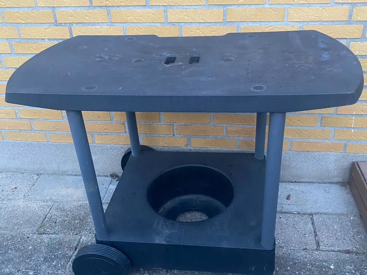 Billede 1 - Grillbord med plads til gasflasken